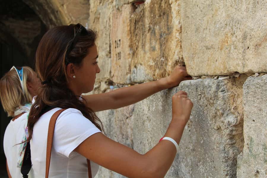Jerusalem: Old City Shabbat Experience and Walking Tour - Markets, challah, and grape juice