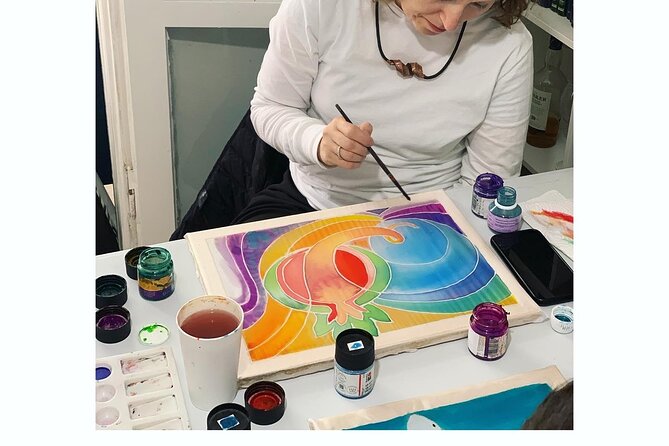 Private Silk Wall Hanging Painting Workshop in Jerusalem - Avigael’s role during the 90-minute session