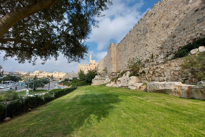Private Tour from Tel Aviv to Jerusalem - What guide Yariv brings to the day