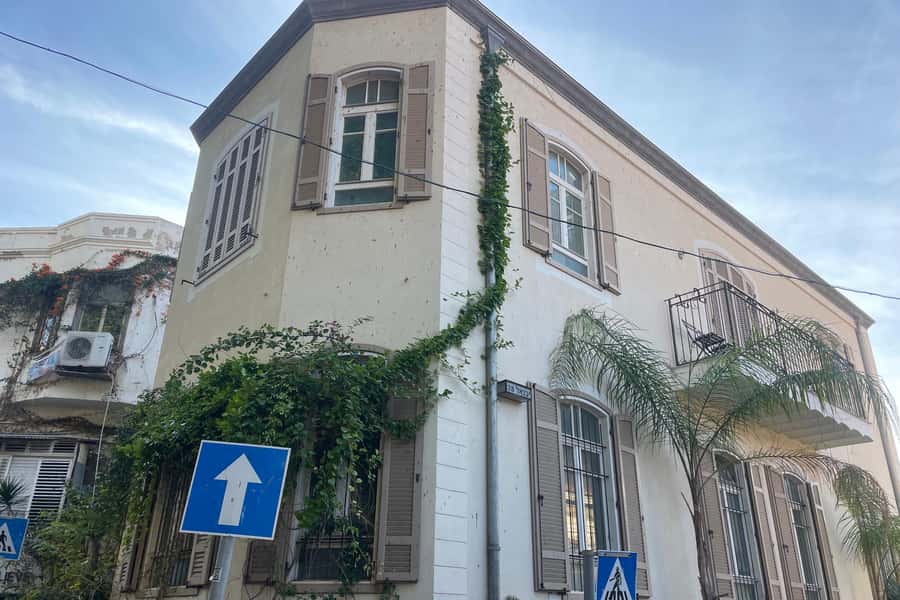Tel Aviv: Neve Tzedek Cultural Walking Tour - The Suzanne Dellal Center and a Change in Pace