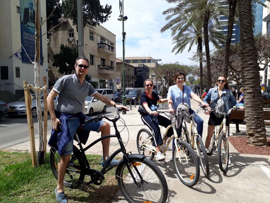 Tel Aviv: Private Bike Tour - The Guide, Photographer, and Small Practical Details