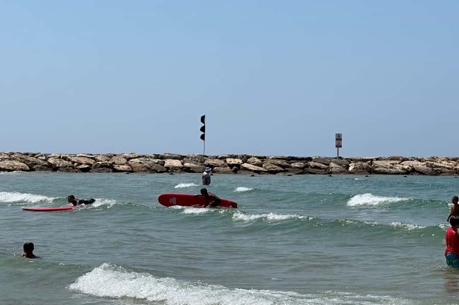 Tel Aviv: Professional Surfing Lessons at Beach Club TLV - Why the private format matters