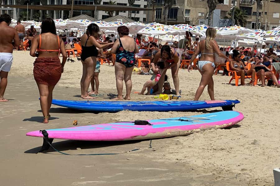 Tel Aviv: Professional Surfing Lessons at Beach Club TLV - Showers, changing rooms, and the practical finish