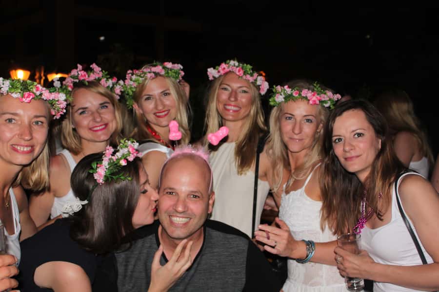 Tel Aviv: Pub Crawl with 4 Stops and Free Shots - The welcome beer and first introductions
